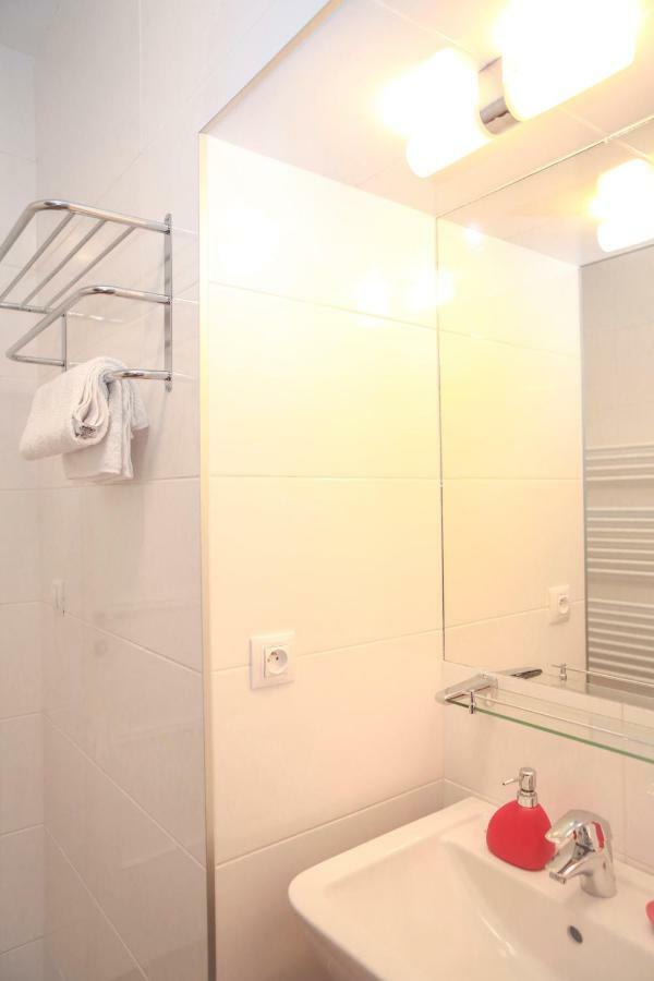 Stylish Apartment A Few Steps From Metro Прага Екстериор снимка