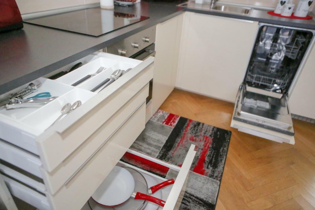 Stylish Apartment A Few Steps From Metro Прага Екстериор снимка