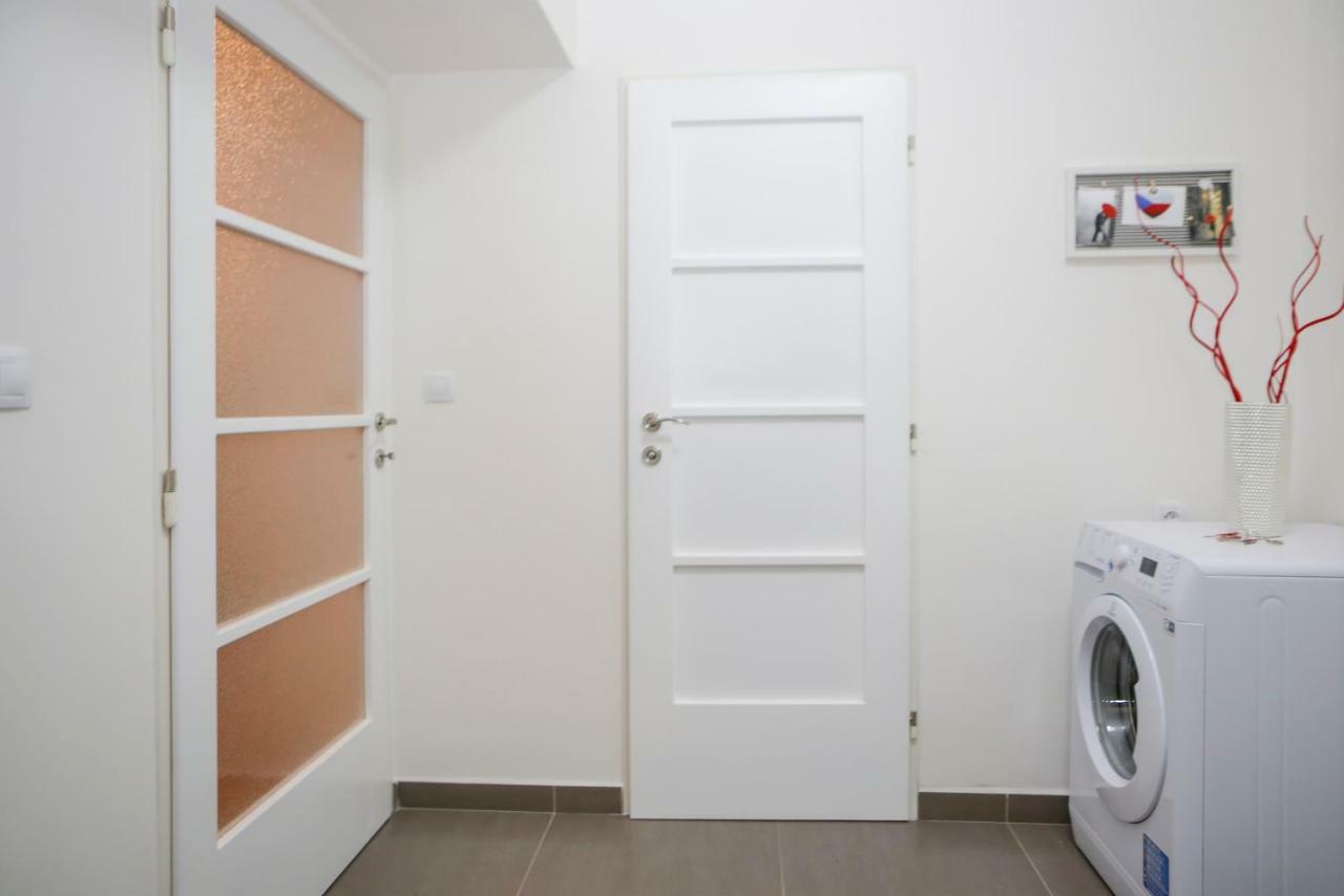Stylish Apartment A Few Steps From Metro Прага Екстериор снимка