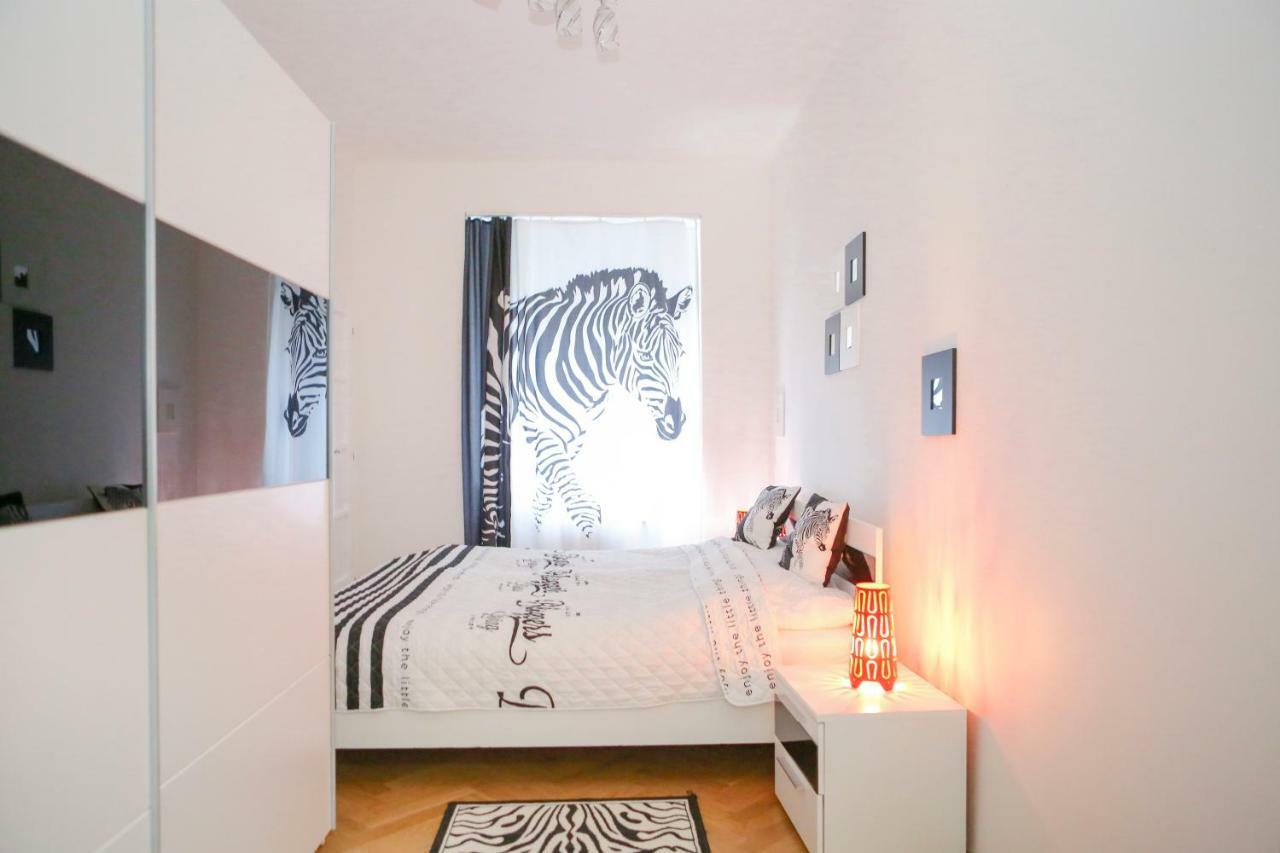 Stylish Apartment A Few Steps From Metro Прага Екстериор снимка