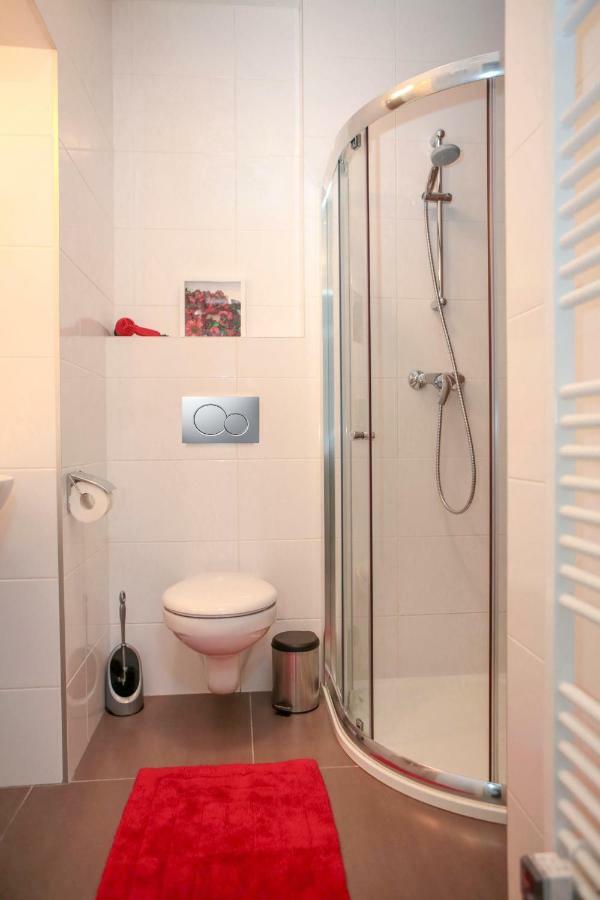 Stylish Apartment A Few Steps From Metro Прага Екстериор снимка